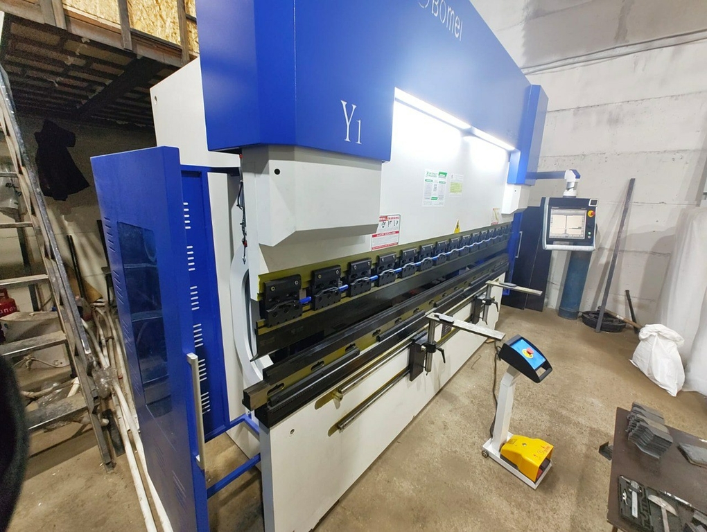 Гидравлический листогибочный пресс с контроллером HPB-E 125/3200