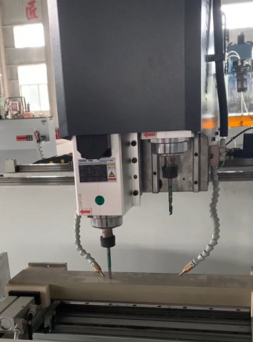 Фрезерный станок ЧПУ с двумя шпинделями и поворотным пневмостолом TM 3000-2М