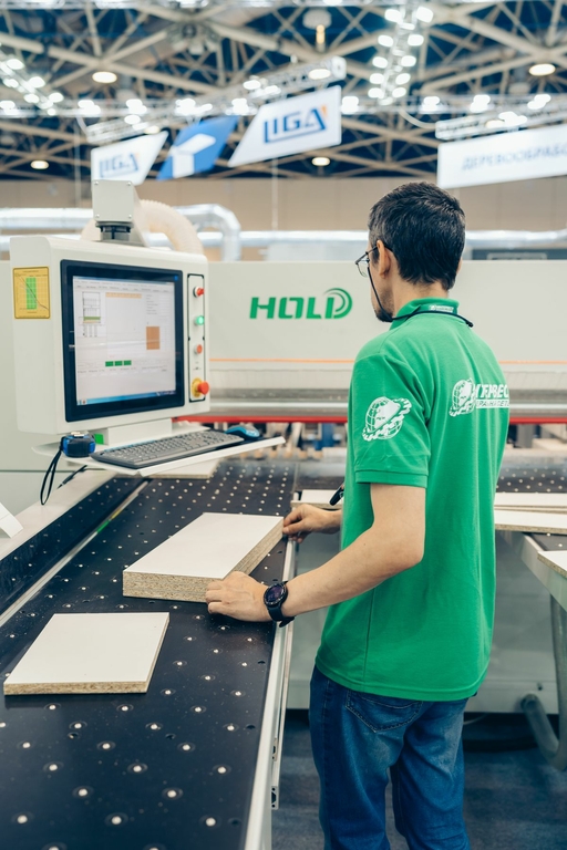 ФОРМАТНО-РАСКРОЕЧНЫЙ ЦЕНТР С ЧПУ HOLD HP380H