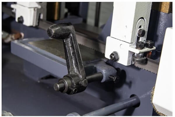 Ленточнопильный двухколонный станок Metal Master MGH-300E