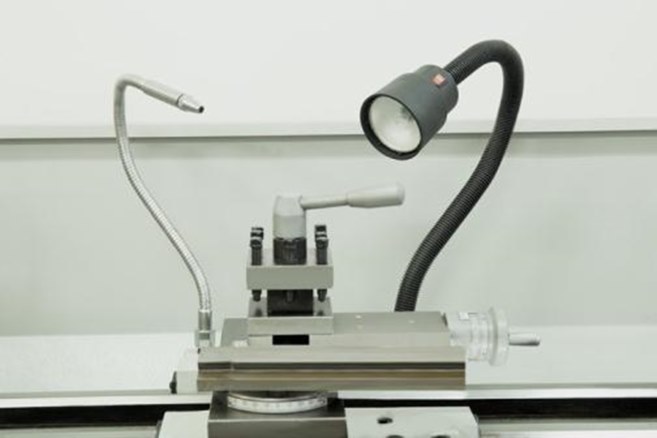 В стандартную комплектацию входят: система подачи СОЖ и станочный светильник местного освещения.