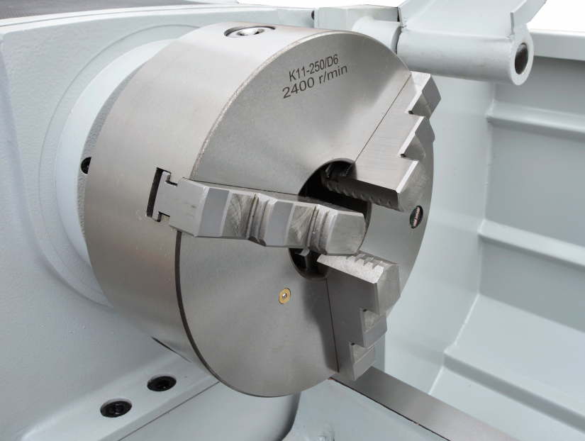 Модель оснащена трехкулачковым патроном диаметром 250 мм с обратными кулачками в комплекте