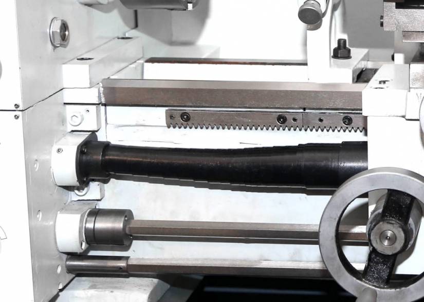 На ходовой винт смонтирован защитный кожух для защиты от стружки.