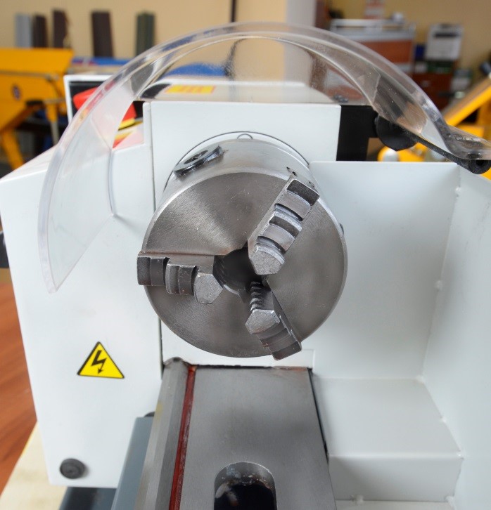 Модель оснащена трехкулачковым патроном диаметром 80 мм, и эргономичной защитой патрона.