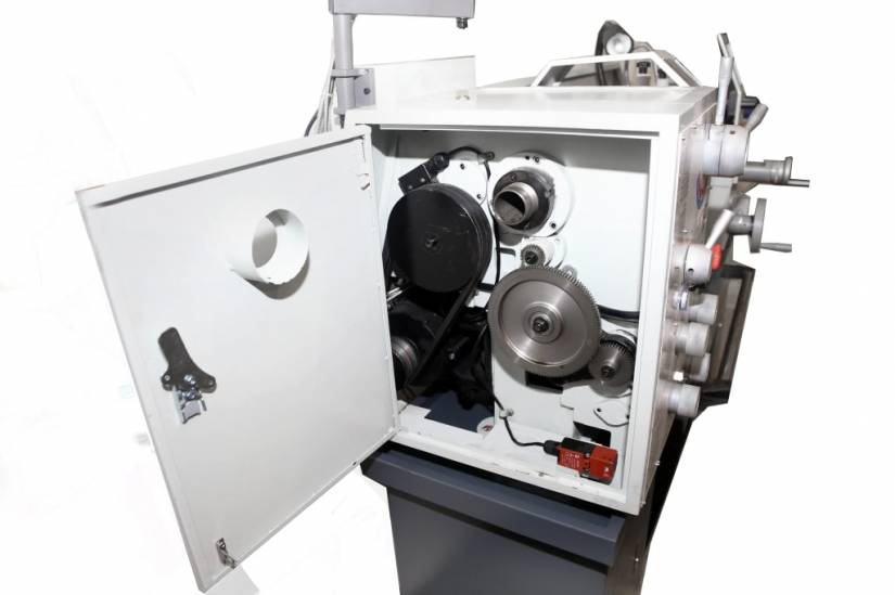 Под защитной крышкой шпиндельной бабки расположены приводные шкивы и гитара зубчатых колес.